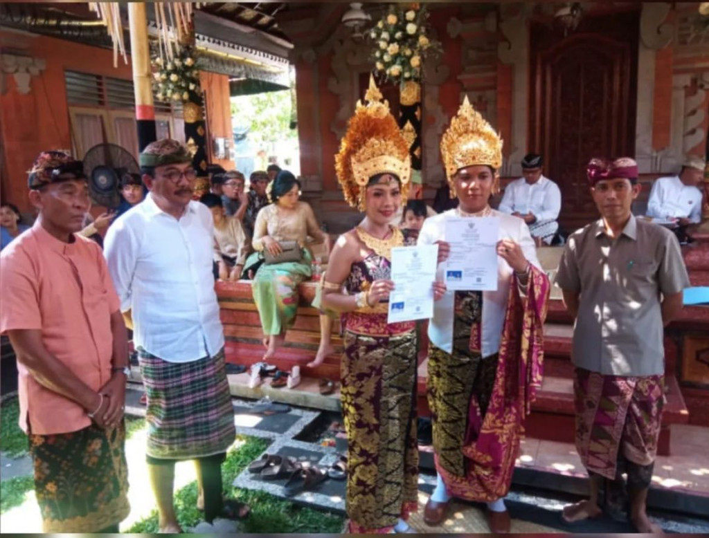 Kegiatan  Penyerahan KK, Akta Perkawinan dan (KTP) Baru di Banjar Tegeh, Desa Dalung